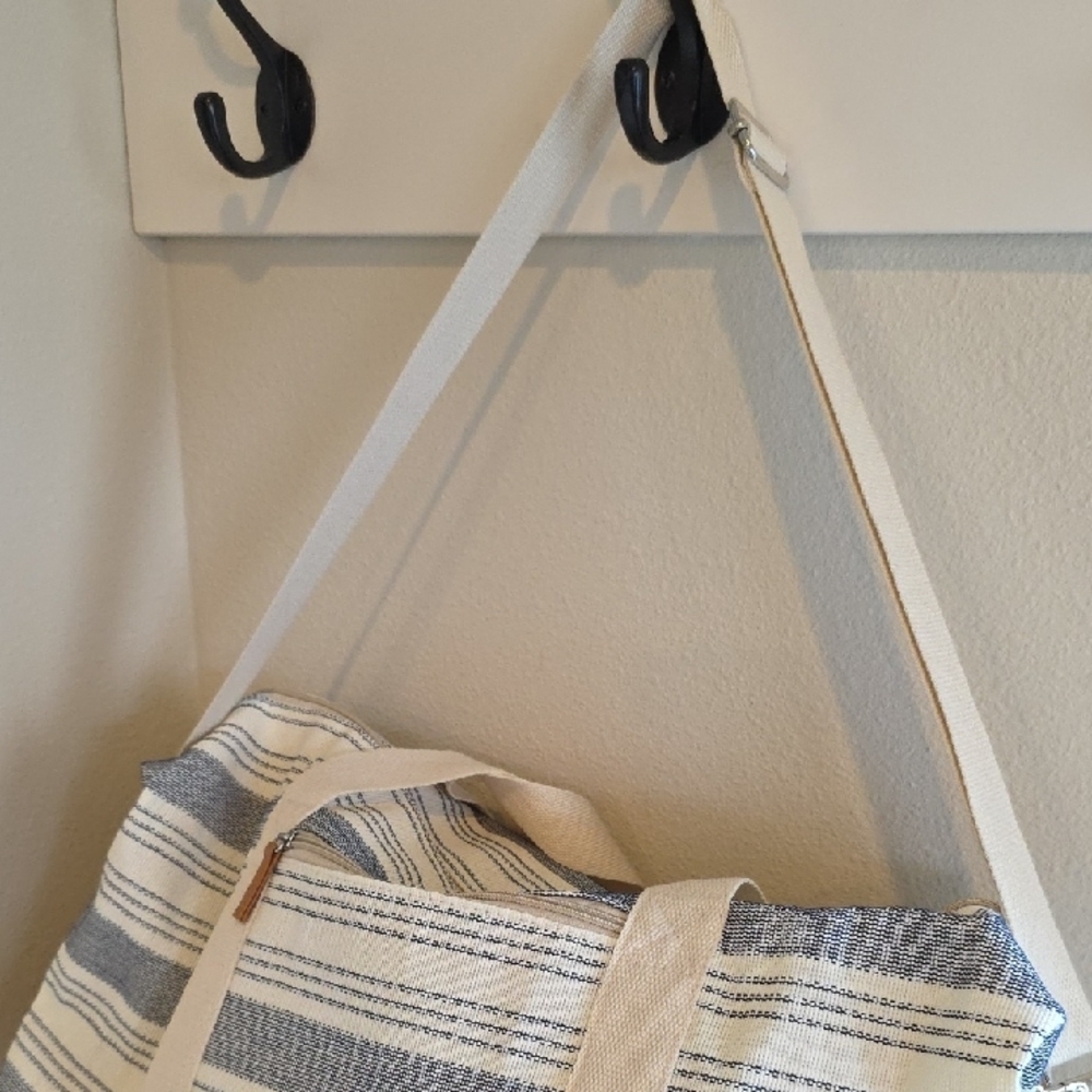 DSW Striped WEEKENDER Bag with Tan Accents - Picture 4 of 9
